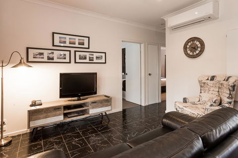 Blazing Stump Motel & Suites - ACT Tourism 20