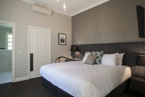Oscar\'s On The Yarra - ACT Tourism 3