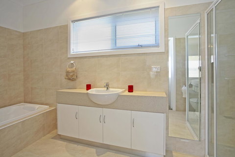 Waybourne- Vineyard And Winery - ACT Tourism 29