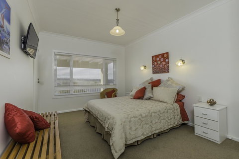 Waybourne- Vineyard And Winery - ACT Tourism 24