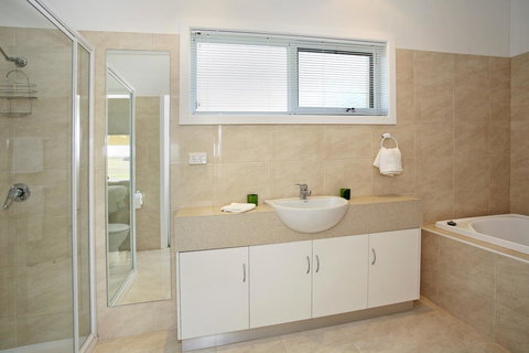 Waybourne- Vineyard And Winery - ACT Tourism 30