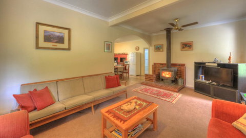 Aspens Springs Farmstay - ACT Tourism 15