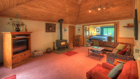 Aspens Springs Farmstay - ACT Tourism 10