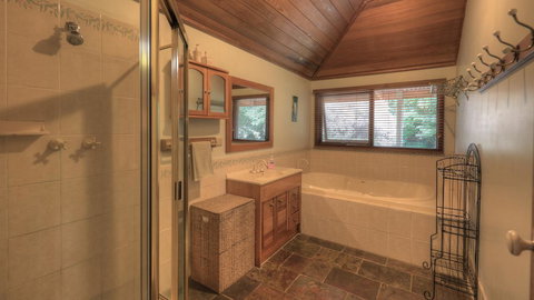 Aspens Springs Farmstay - ACT Tourism 4