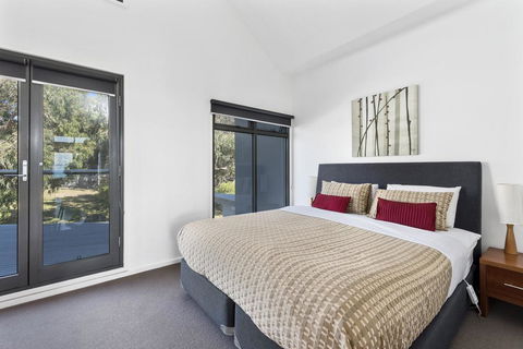 Beach And Reef - ACT Tourism 6