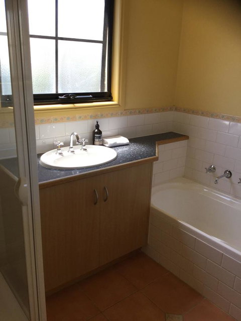 At The Beach Apartments - ACT Tourism 9