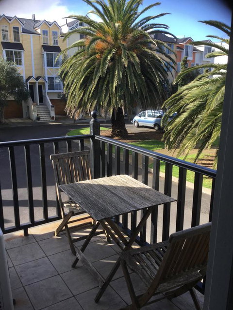 At The Beach Apartments - ACT Tourism 10