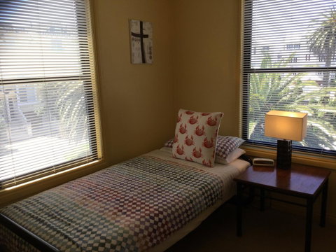 At The Beach Apartments - ACT Tourism 4
