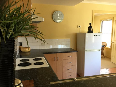 At The Beach Apartments - ACT Tourism 7