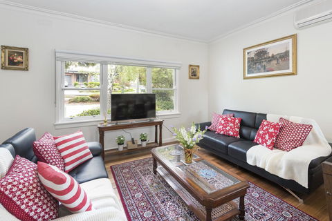 Hillside House - ACT Tourism 3