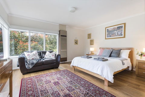 Hillside House - ACT Tourism 4