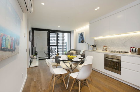 Complete Host CBD Lighthouse Apartments - ACT Tourism 16