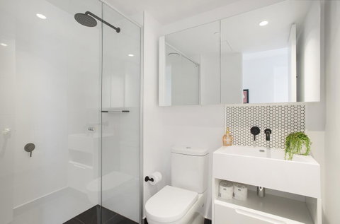 Complete Host CBD Lighthouse Apartments - ACT Tourism 13