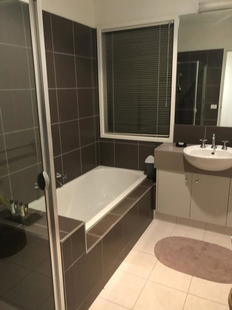 Black Lotus Townhouse - ACT Tourism 10