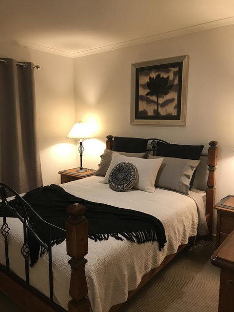 Black Lotus Townhouse - ACT Tourism 4