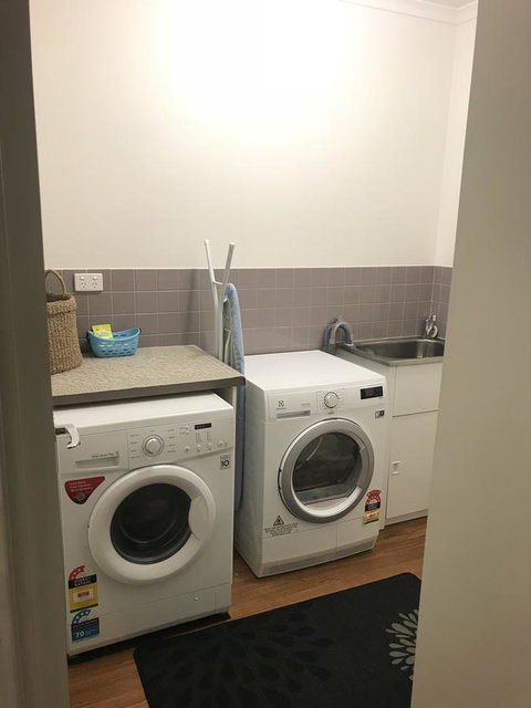 Black Lotus Townhouse - ACT Tourism 11