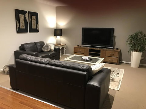 Black Lotus Townhouse - ACT Tourism 7