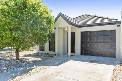 Black Lotus Townhouse - ACT Tourism 0