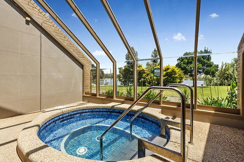 Lakeside Country Club - ACT Tourism 1