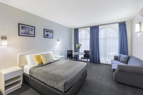 Cathedral Motor Inn - ACT Tourism 0