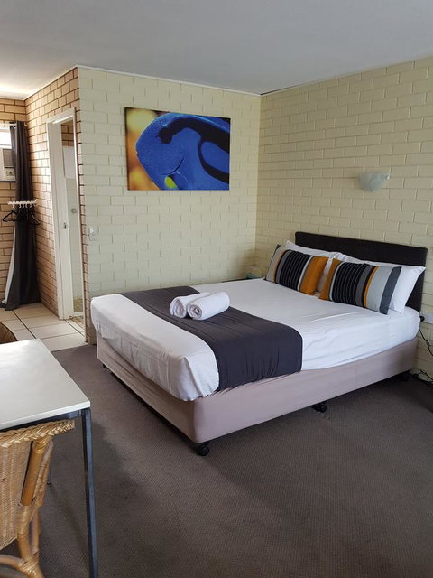 Twin Pines Motel - ACT Tourism 21