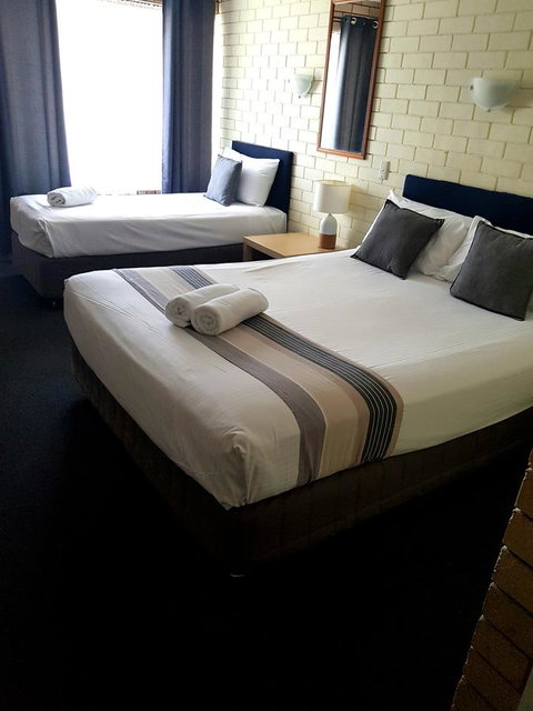 Twin Pines Motel - ACT Tourism 3