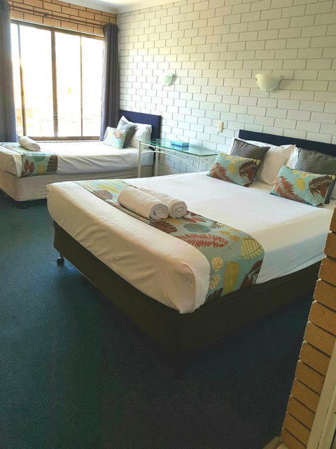 Twin Pines Motel - ACT Tourism 4