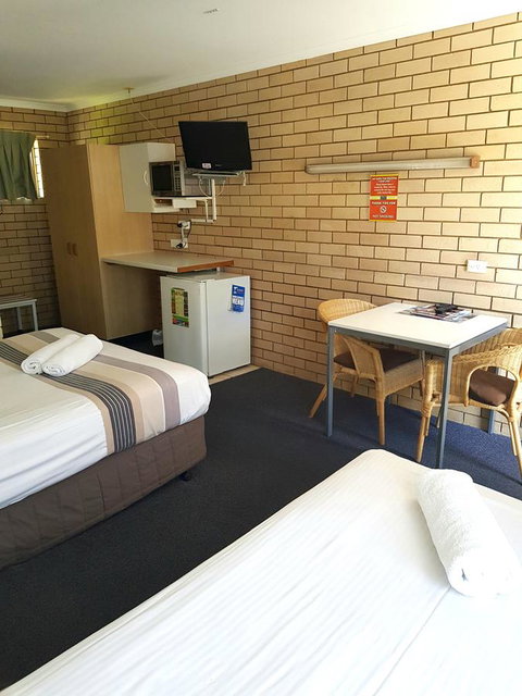 Twin Pines Motel - ACT Tourism 2