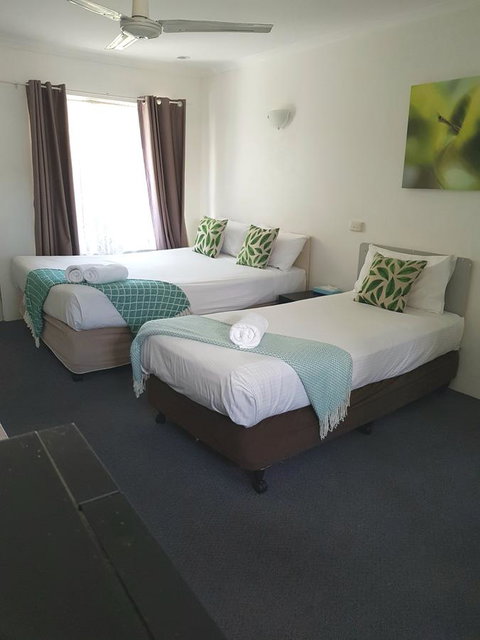 Twin Pines Motel - ACT Tourism 10