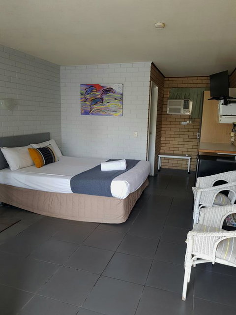 Twin Pines Motel - ACT Tourism 18