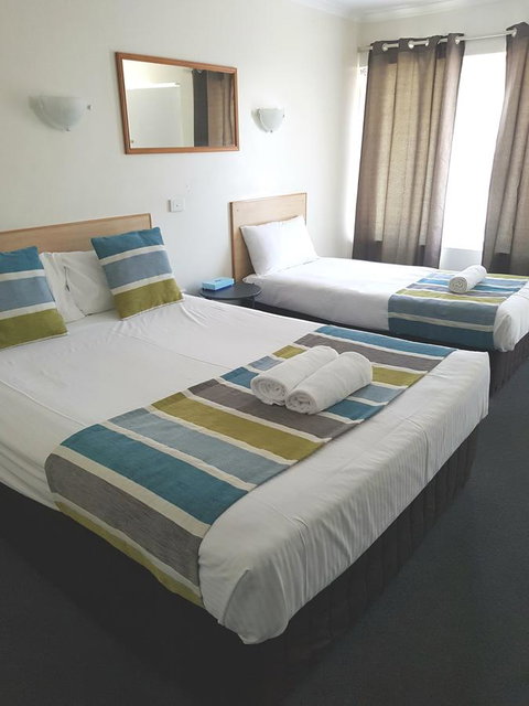Twin Pines Motel - ACT Tourism 11