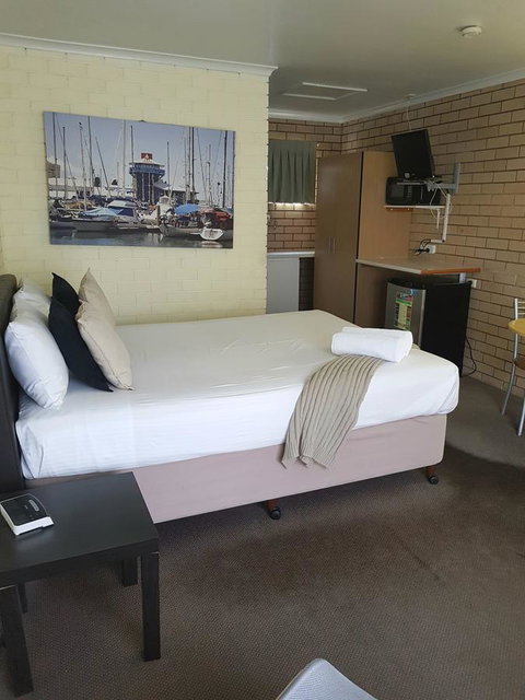 Twin Pines Motel - ACT Tourism 19