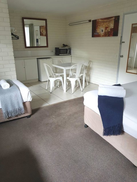 Twin Pines Motel - ACT Tourism 8