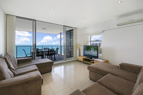 Redvue Holiday Apartments - ACT Tourism 0