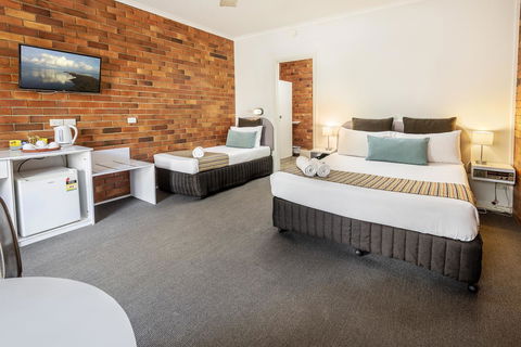 The Beach Motel Hervey Bay - ACT Tourism 43