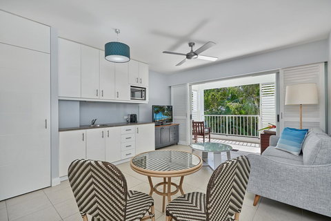 Palm Cove Paradise - Couples Spa Beach Getaway - ACT Tourism 0