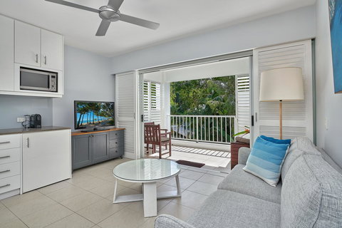 Palm Cove Paradise - Couples Spa Beach Getaway - ACT Tourism 11