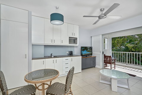 Palm Cove Paradise - Couples Spa Beach Getaway - ACT Tourism 9