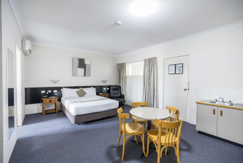 Emerald Maraboon Motor Inn - ACT Tourism 26