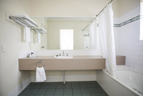 Emerald Maraboon Motor Inn - ACT Tourism 25