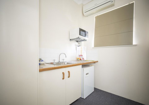 Emerald Maraboon Motor Inn - ACT Tourism 31