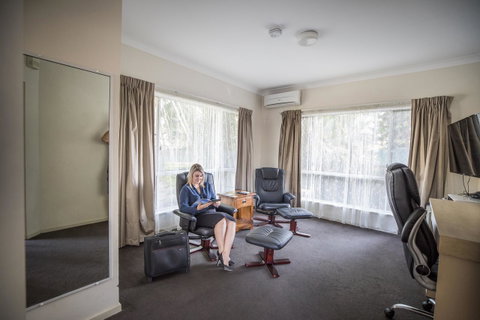 Emerald Maraboon Motor Inn - ACT Tourism 44