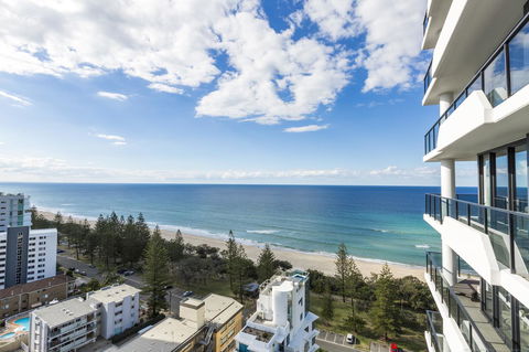 Boardwalk Burleigh Beach - Official - ACT Tourism 27