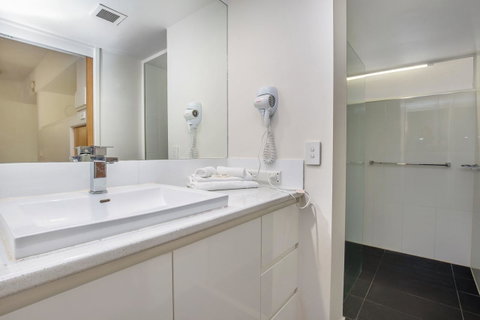 Tiki Hotel Apartments Surfers Paradise - ACT Tourism 5