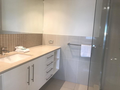 Proximity Waterfront Apartments - ACT Tourism 11