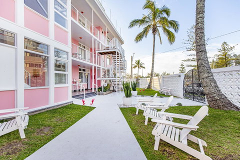The Pink Hotel Coolangatta - ACT Tourism 0