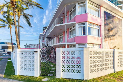 The Pink Hotel Coolangatta - ACT Tourism 1