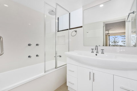 Columbia Beachfront Apartments On Rainbow Bay - ACT Tourism 24
