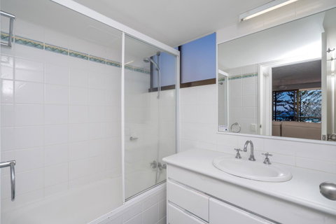 Columbia Beachfront Apartments On Rainbow Bay - ACT Tourism 9
