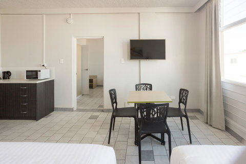 Nightcap At Emerald Star Hotel - ACT Tourism 29